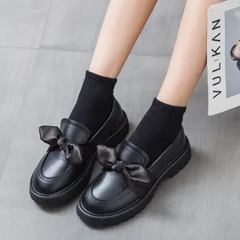 2020 Juoda PU odinė peteliškė Loafers Moterys Apvalus kojų pirštų slydimas ant plokščių batų Moteris 2020 m. ruduo Laisvalaikio platformos batai Moterų butai