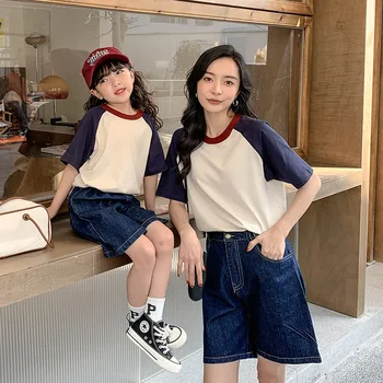 Korėjiečių kontrastinės spalvos marškinėliai trumpomis rankovėmis ir džinsiniai šortai Tėvų ir vaikų apranga 2023 m. Naujas šeimos laisvalaikio spektaklio kostiumas