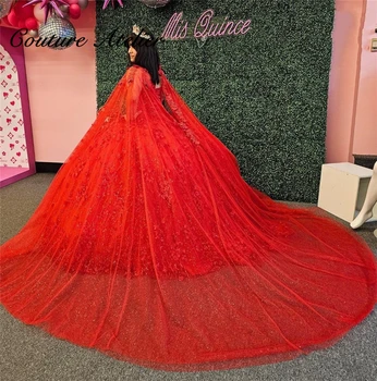 Puošnios raudonų nėrinių aplikacijos Quinceanera suknelės 2024 Cape Princess Sweet 15 metų mergaitės gimtadienio suknelės Vestidos de Quinceañera