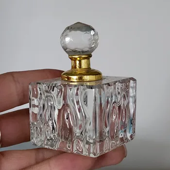 Stikliniai kvepalų pavyzdžiai buteliukuose moteriškoms dovanoms laikyti
