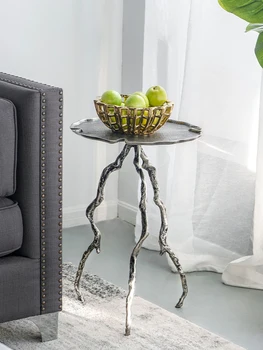 Vintažinis mažas kavos staliukas, sofa, nedidelis staliukas, laikymo lentyna, kampinis staliukas, maža svetainė, aliuminio metalo krašto staliukas